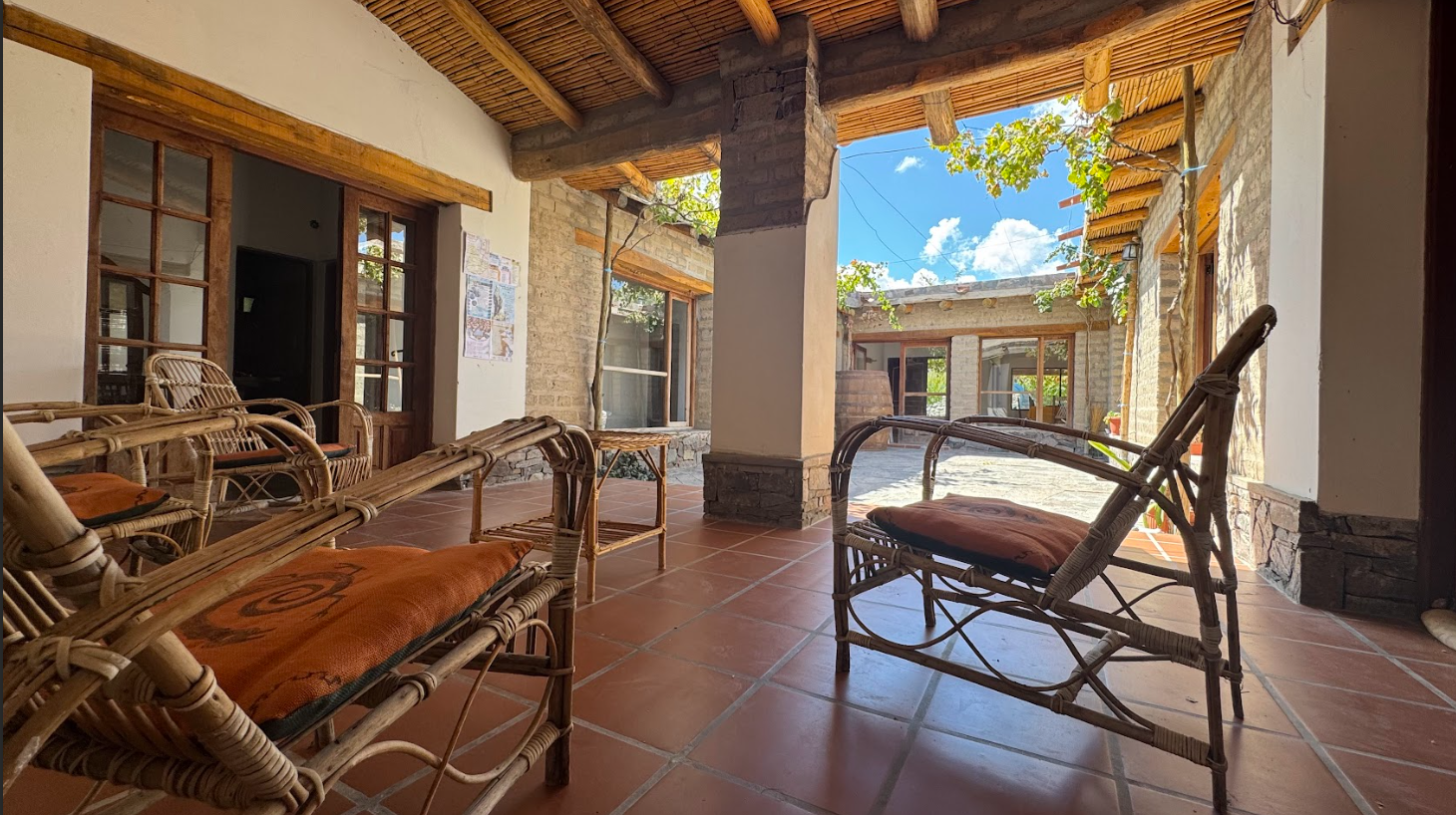Galería de algarrobo de La Casona de Adobe